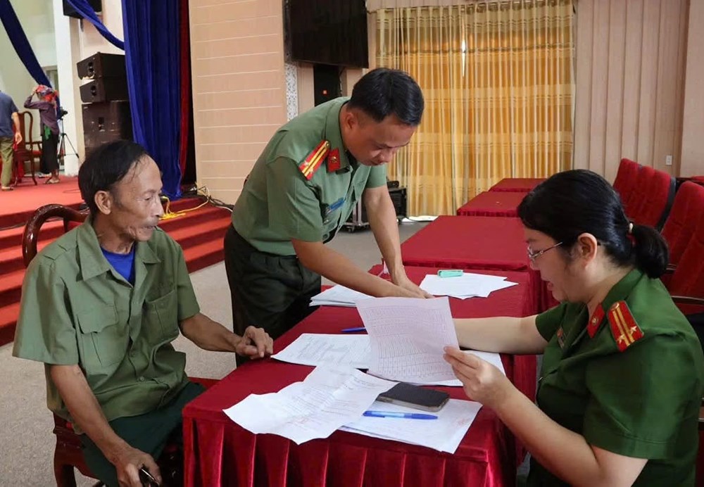Lào Cai: Cán bộ, chiến sĩ Công an xã Văn Bàn tận tình hỗ trợ thân nhân liệt sĩ lấy mẫu ADN - ảnh 11