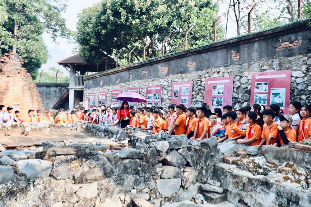 Di tích Nhà tù Sơn La: “Địa chỉ đỏ” giáo dục truyền thống cho thanh, thiếu nhi dịp hè - ảnh 2