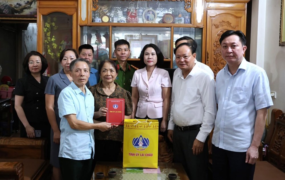 Bí thư Tỉnh ủy Lai Châu thăm hỏi, tặng quà người có công, thân nhân liệt sĩ - ảnh 3
