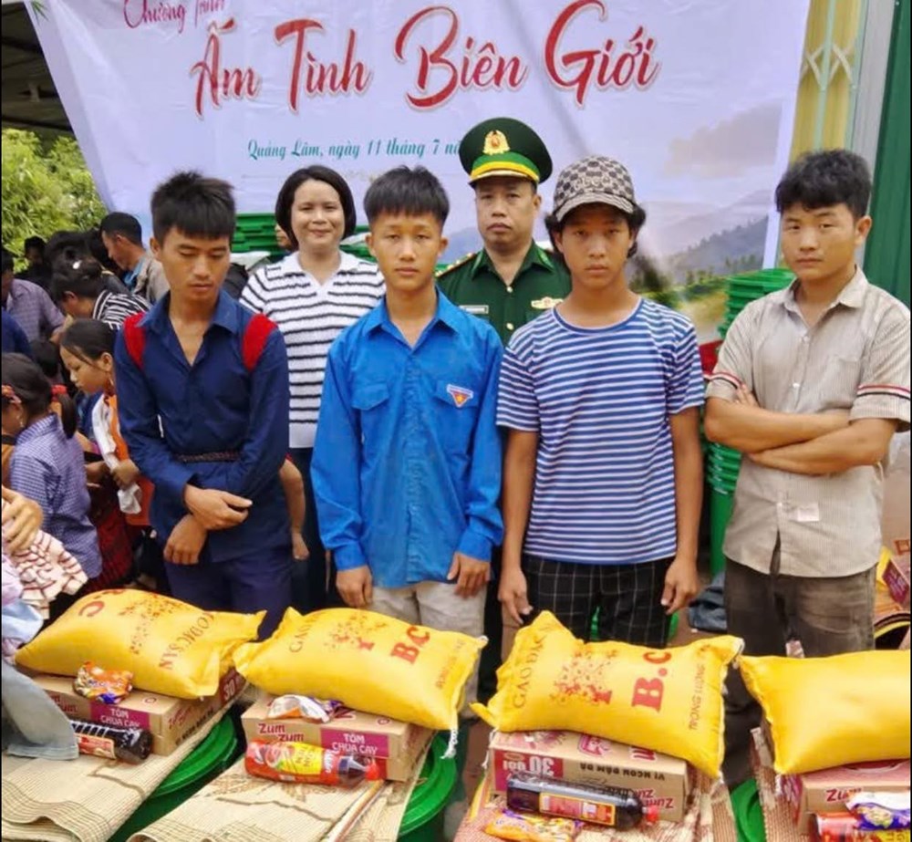 Trao tặng 400 suất quà cho người dân vùng biên giới Quảng Lâm - ảnh 2