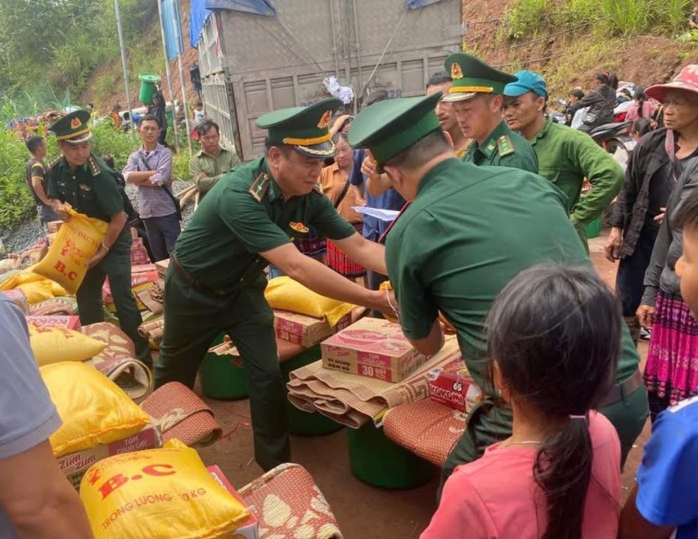 Trao tặng 400 suất quà cho người dân vùng biên giới Quảng Lâm - ảnh 1