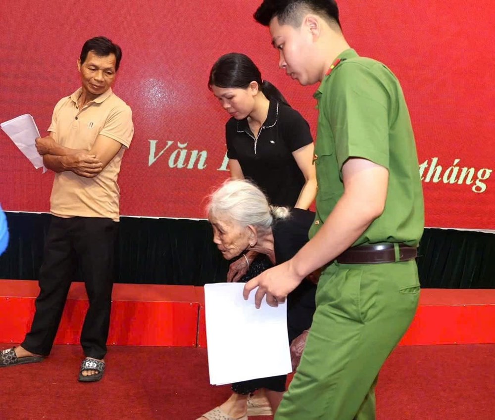 Lào Cai: Cán bộ, chiến sĩ Công an xã Văn Bàn tận tình hỗ trợ thân nhân liệt sĩ lấy mẫu ADN - ảnh 3