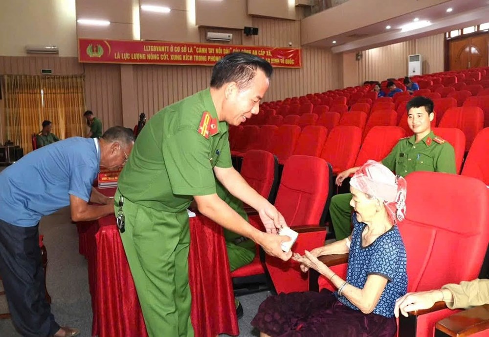 Lào Cai: Cán bộ, chiến sĩ Công an xã Văn Bàn tận tình hỗ trợ thân nhân liệt sĩ lấy mẫu ADN - ảnh 4