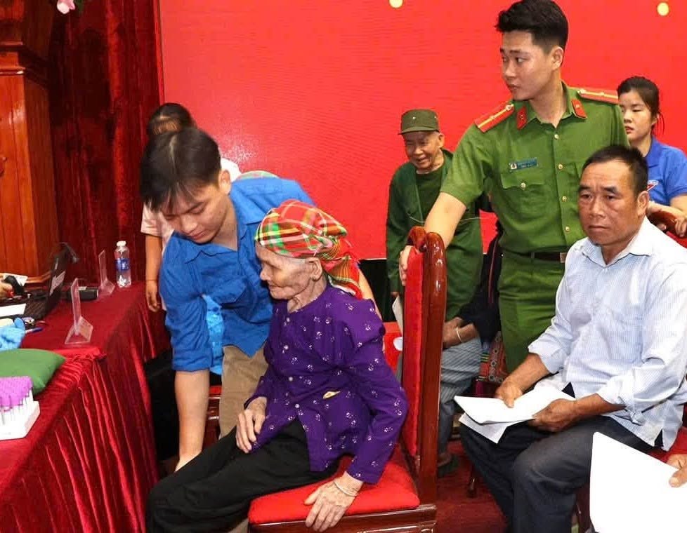 Lào Cai: Cán bộ, chiến sĩ Công an xã Văn Bàn tận tình hỗ trợ thân nhân liệt sĩ lấy mẫu ADN - ảnh 10
