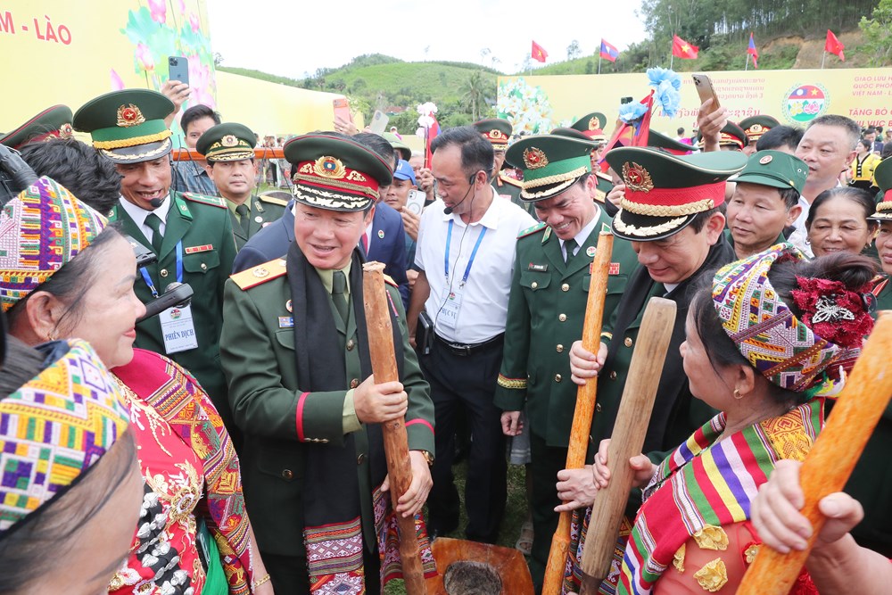Nghĩa tình Việt - Lào nơi biên giới: Chung dải núi sông, bền chặt một tình hữu nghị son sắt - ảnh 25