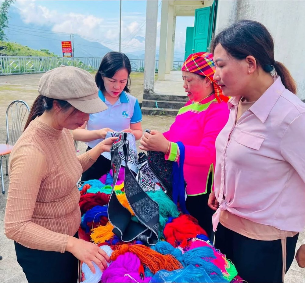 Phụ nữ Dền Sáng giữ nghề truyền thống, tạo sinh kế và lan tỏa bản sắc - ảnh 4