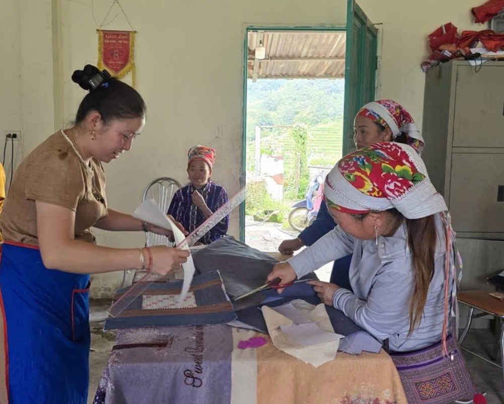Phụ nữ Dền Sáng giữ nghề truyền thống, tạo sinh kế và lan tỏa bản sắc - ảnh 3