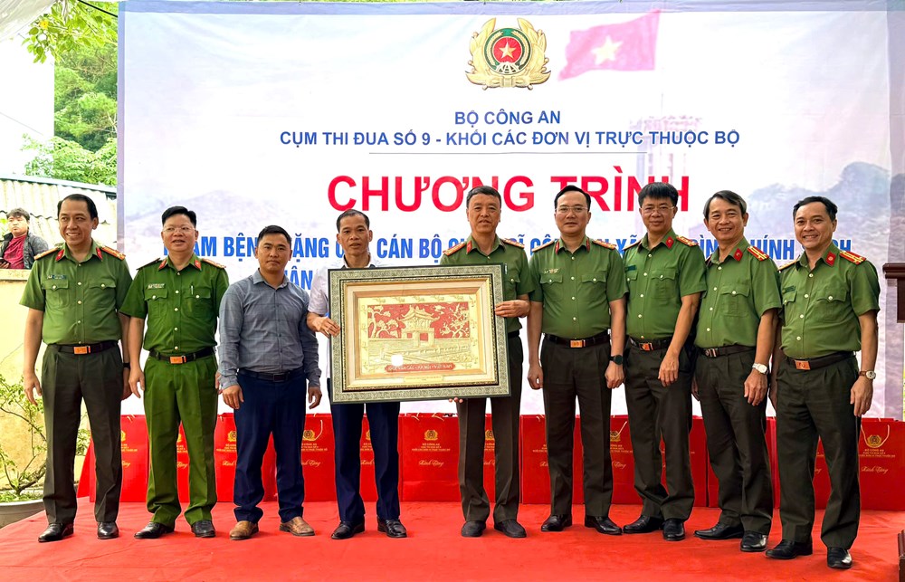 Chung tay chăm sóc sức khỏe nhân dân vùng biên giới Lũng Cú - ảnh 4