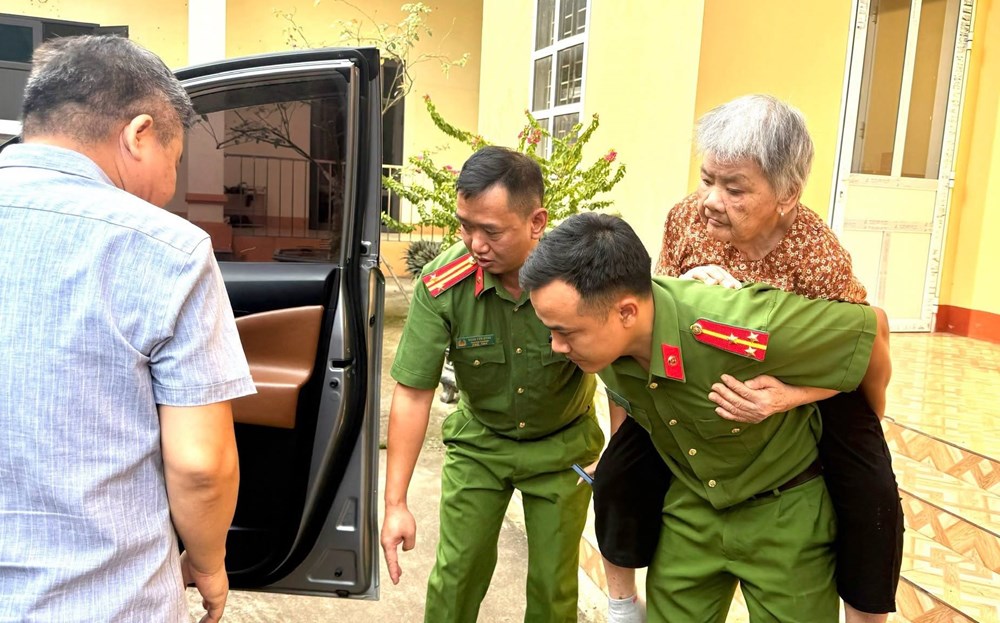 Công an xã Đông Cuông chung tay giúp thân nhân liệt sĩ thu nhận mẫu ADN - ảnh 6