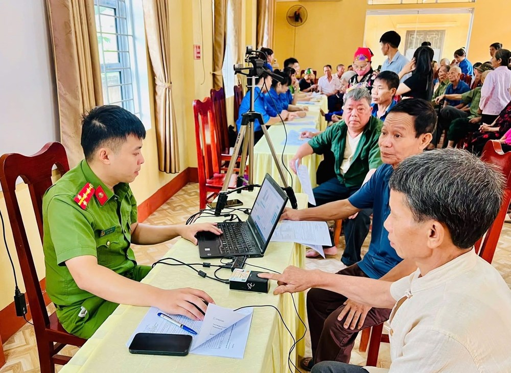 Công an xã Đông Cuông chung tay giúp thân nhân liệt sĩ thu nhận mẫu ADN - ảnh 1