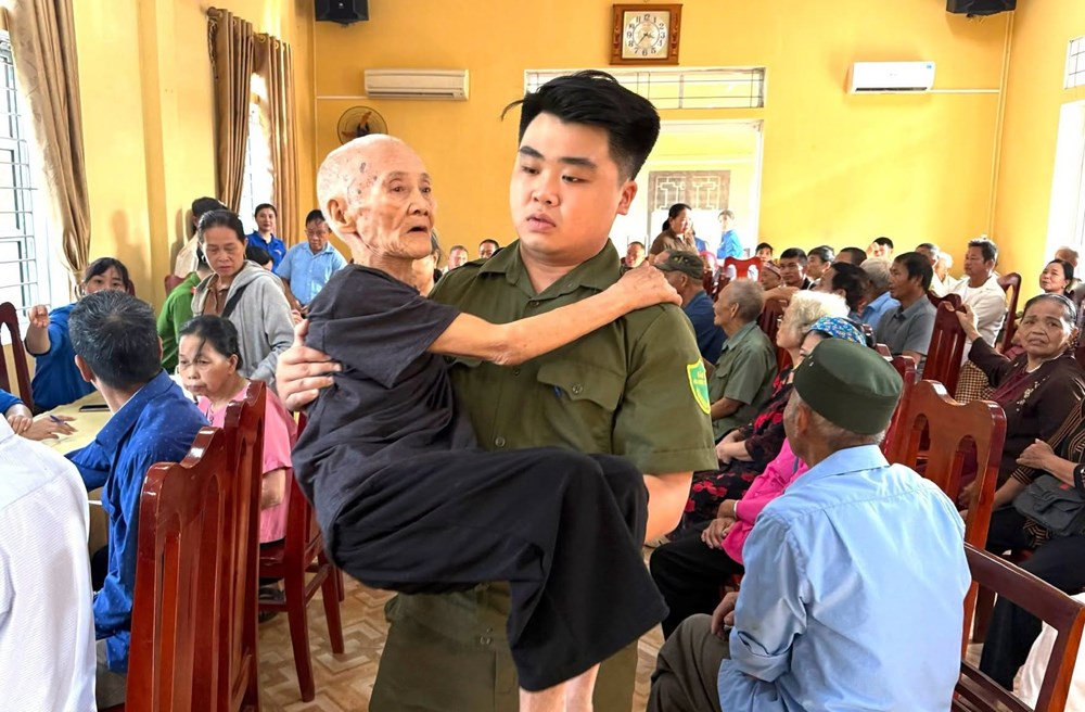 Công an xã Đông Cuông chung tay giúp thân nhân liệt sĩ thu nhận mẫu ADN - ảnh 3