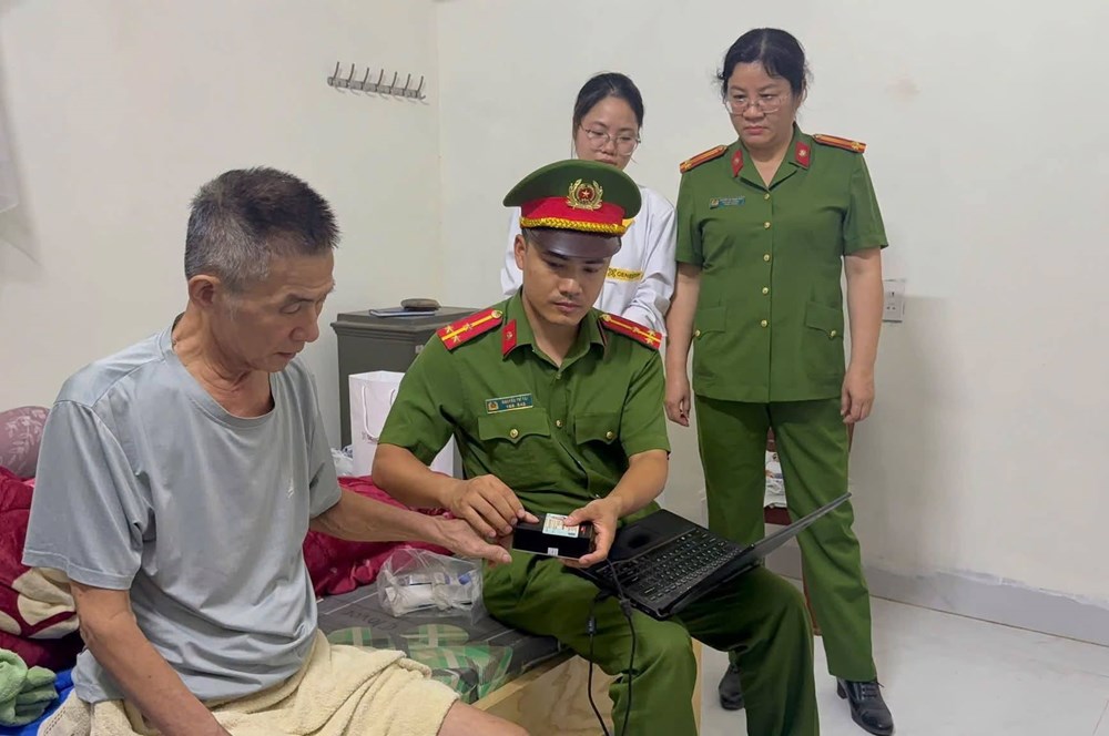 Công an xã Đông Cuông chung tay giúp thân nhân liệt sĩ thu nhận mẫu ADN - ảnh 4