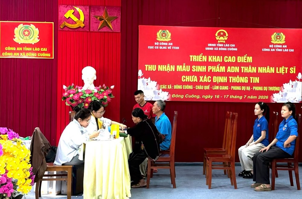Công an xã Đông Cuông chung tay giúp thân nhân liệt sĩ thu nhận mẫu ADN - ảnh 7