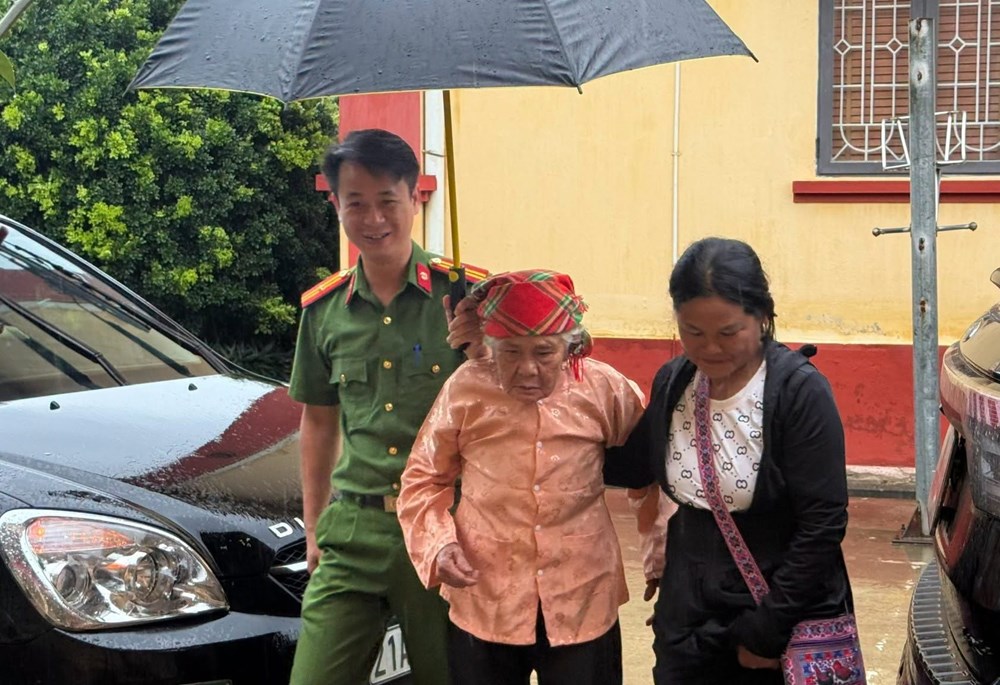 Công an xã Đông Cuông chung tay giúp thân nhân liệt sĩ thu nhận mẫu ADN - ảnh 2