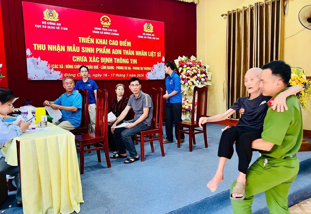 Công an xã Đông Cuông chung tay giúp thân nhân liệt sĩ thu nhận mẫu ADN - ảnh 5