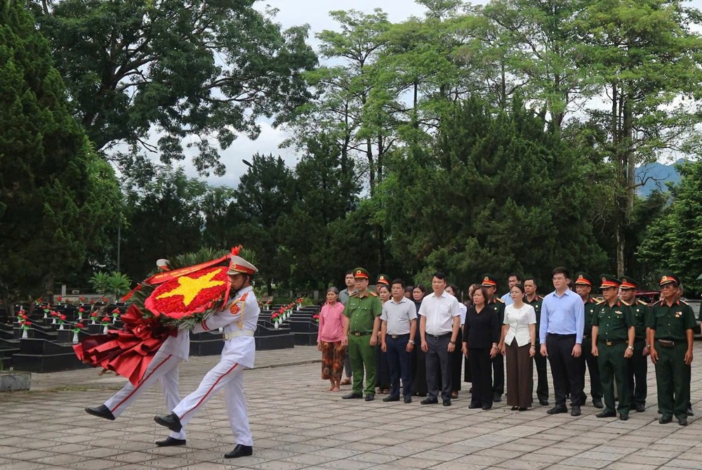 Xúc động lễ viếng, truy điệu và an táng hài cốt liệt sĩ Lý Văn Cóong - ảnh 1