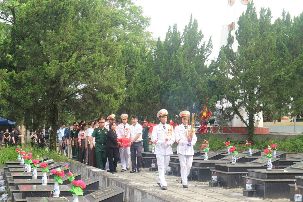 Xúc động lễ viếng, truy điệu và an táng hài cốt liệt sĩ Lý Văn Cóong - ảnh 2