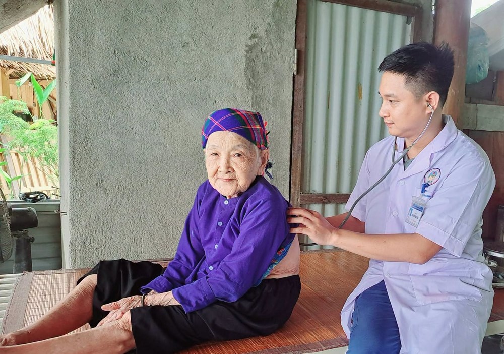 Lào Cai: Khám sức khỏe miễn phí tri ân người có công với cách mạng - ảnh 2