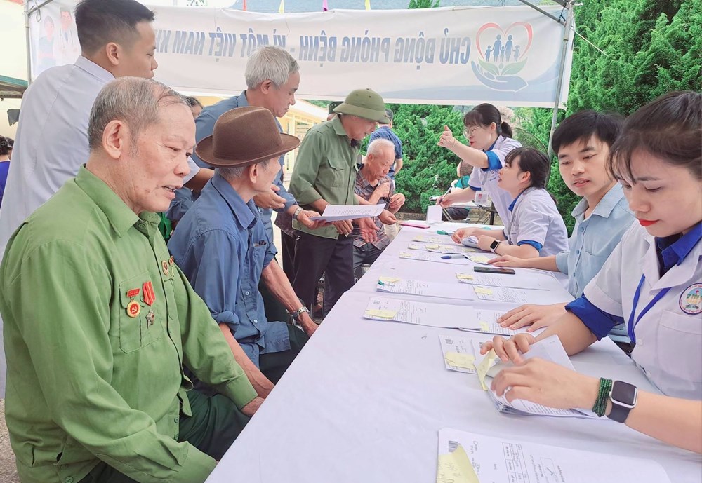 Lào Cai: Khám sức khỏe miễn phí tri ân người có công với cách mạng - ảnh 1