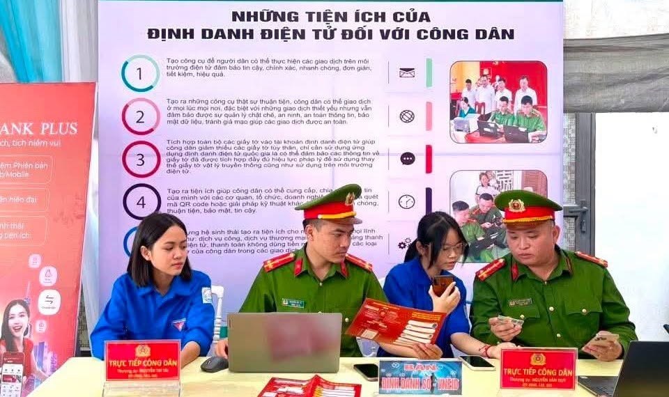 Tuổi trẻ Đông Cuông xung kích với phong trào “Bình dân học vụ số” - ảnh 1