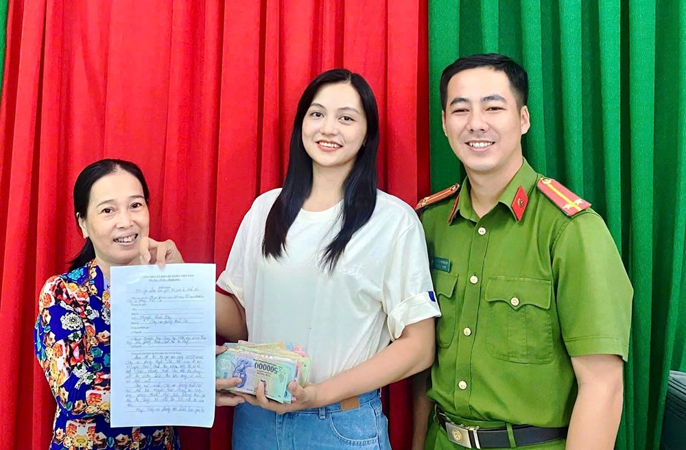 Công an An Giang hỗ trợ trao trả 150 triệu đồng cho người dân bị rơi và chuyển nhầm - ảnh 1