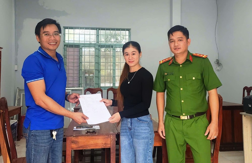 Công an An Giang hỗ trợ trao trả 150 triệu đồng cho người dân bị rơi và chuyển nhầm - ảnh 2