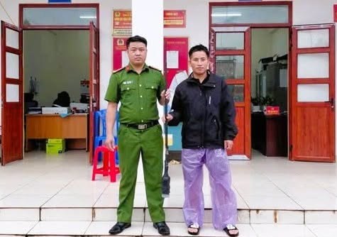 Điện Biên: Người dân xã Nà Bủng tự nguyện giao nộp 10 khẩu súng các loại - ảnh 1