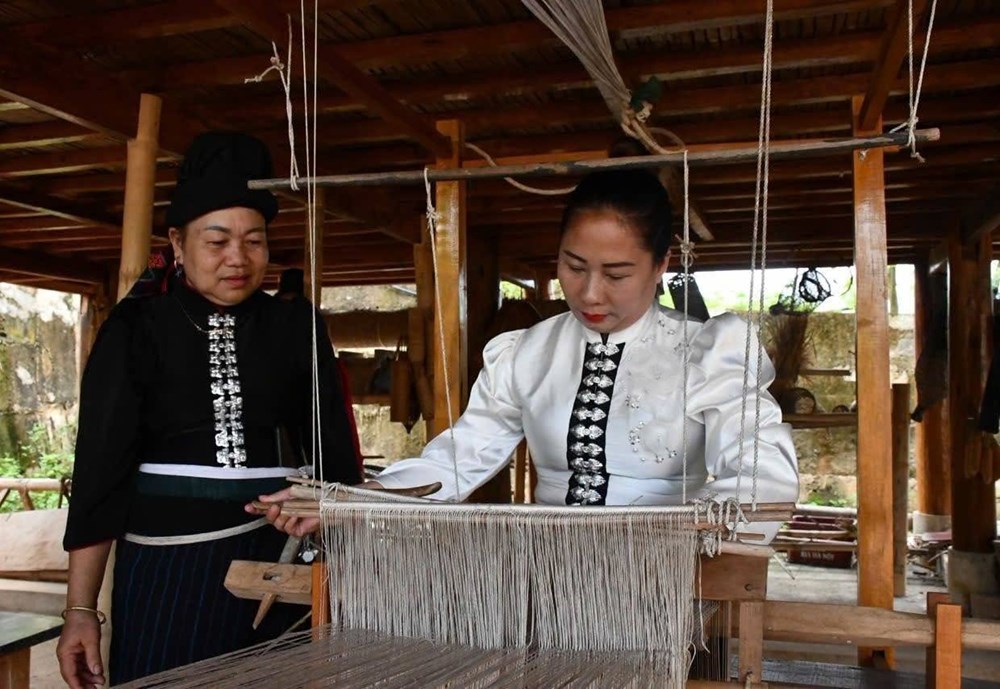 Phụ nữ Yên Châu gìn giữ nghề dệt thổ cẩm, lan tỏa văn hóa Thái - ảnh 2