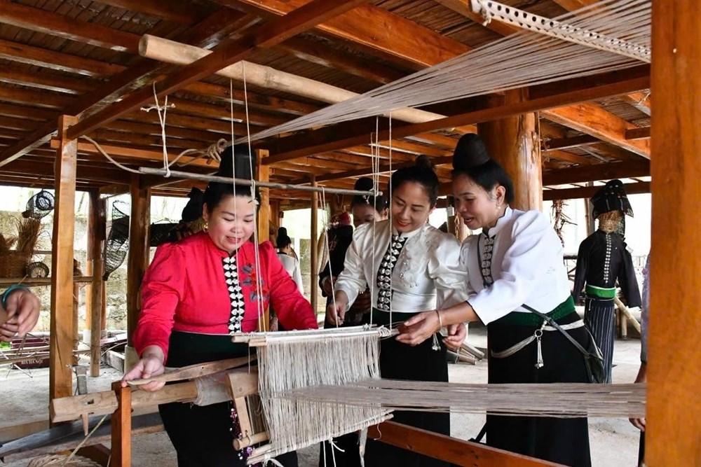 Phụ nữ Yên Châu gìn giữ nghề dệt thổ cẩm, lan tỏa văn hóa Thái - ảnh 3