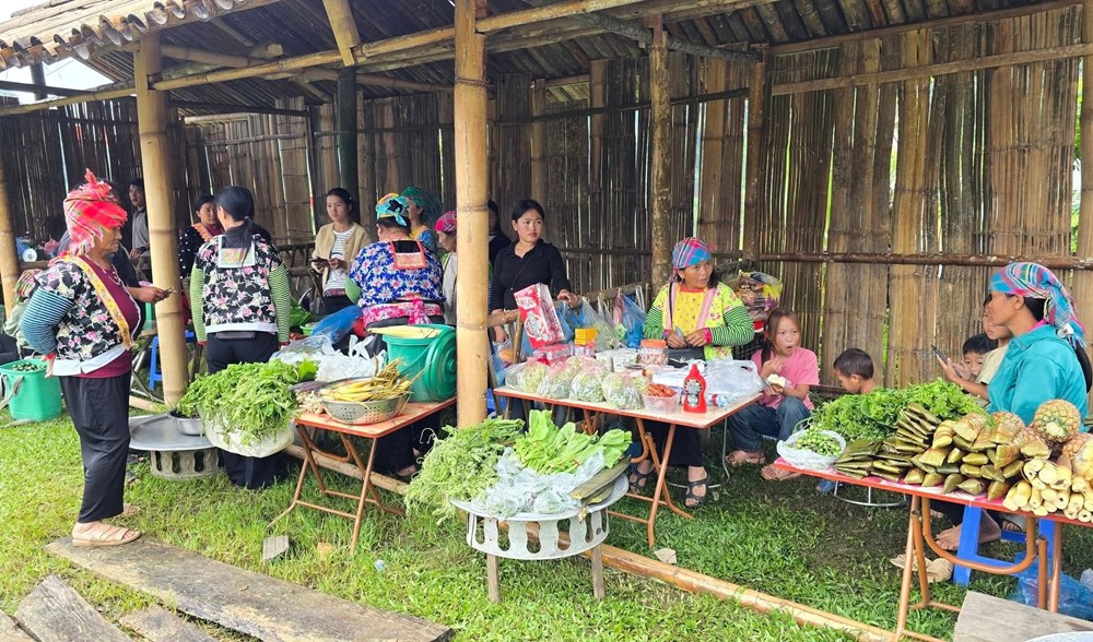 Chợ bản Lồng: Điểm check-in níu chân du khách trên đỉnh đèo Pha Đin huyền thoại - ảnh 2