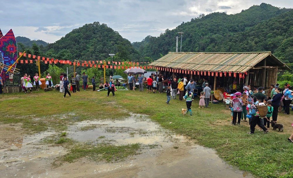 Chợ bản Lồng: Điểm check-in níu chân du khách trên đỉnh đèo Pha Đin huyền thoại - ảnh 4