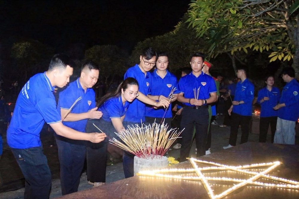 Tuổi trẻ Sơn La thắp nến tri ân các Anh hùng liệt sĩ - ảnh 2