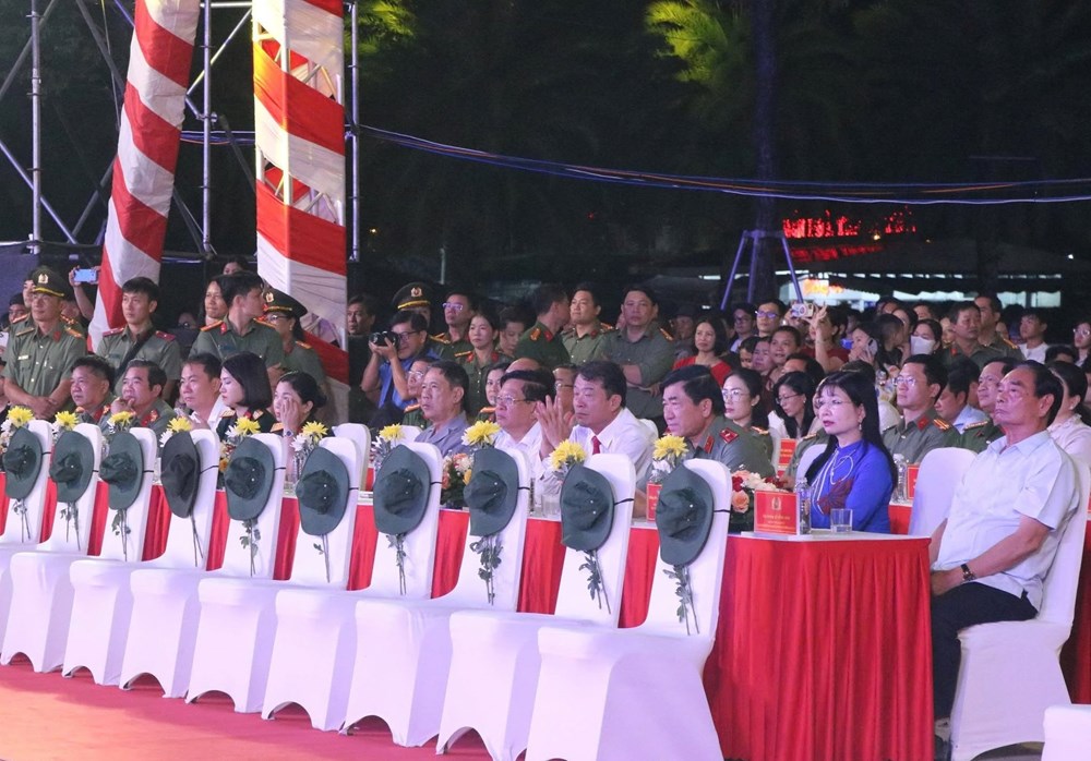 Xúc động đêm nghệ thuật “Giữ trọn lời thề” tri ân các Anh hùng liệt sĩ - ảnh 2