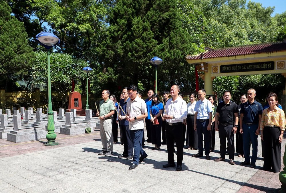 Dâng hương tưởng niệm các Anh hùng liệt sĩ tại Nghĩa trang Liệt sĩ Đông Khê - ảnh 1