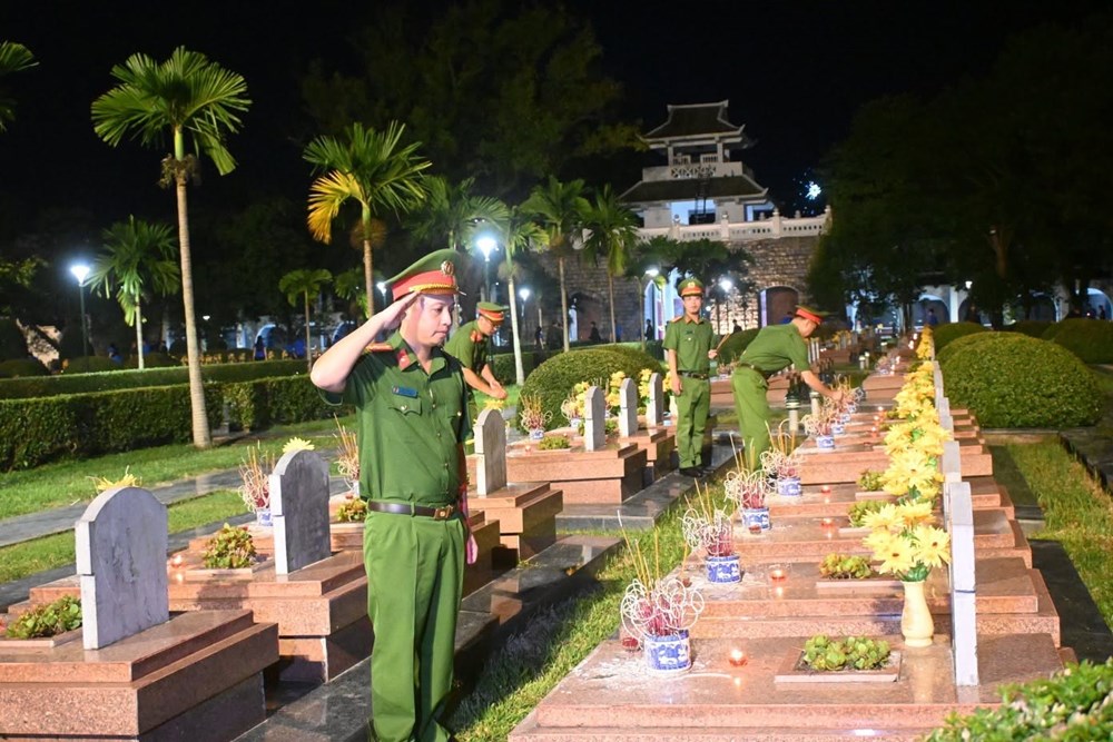 Tuổi trẻ Điện Biên thắp nến tri ân các Anh hùng liệt sĩ - ảnh 4