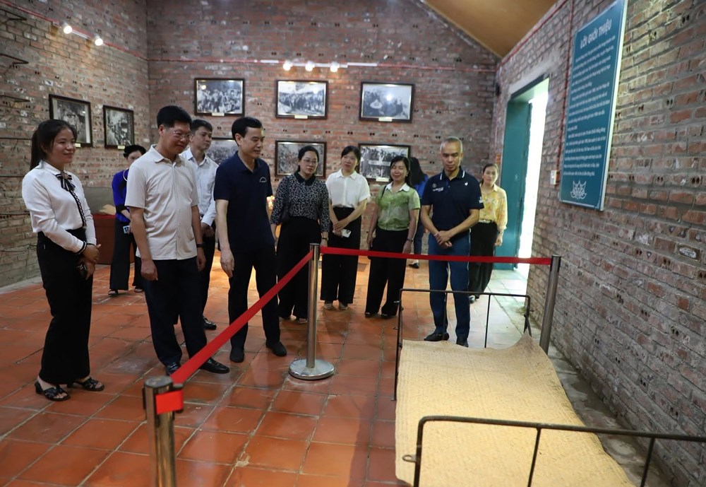 Dâng hương tưởng niệm các Anh hùng liệt sĩ tại Nghĩa trang Liệt sĩ Đông Khê - ảnh 3