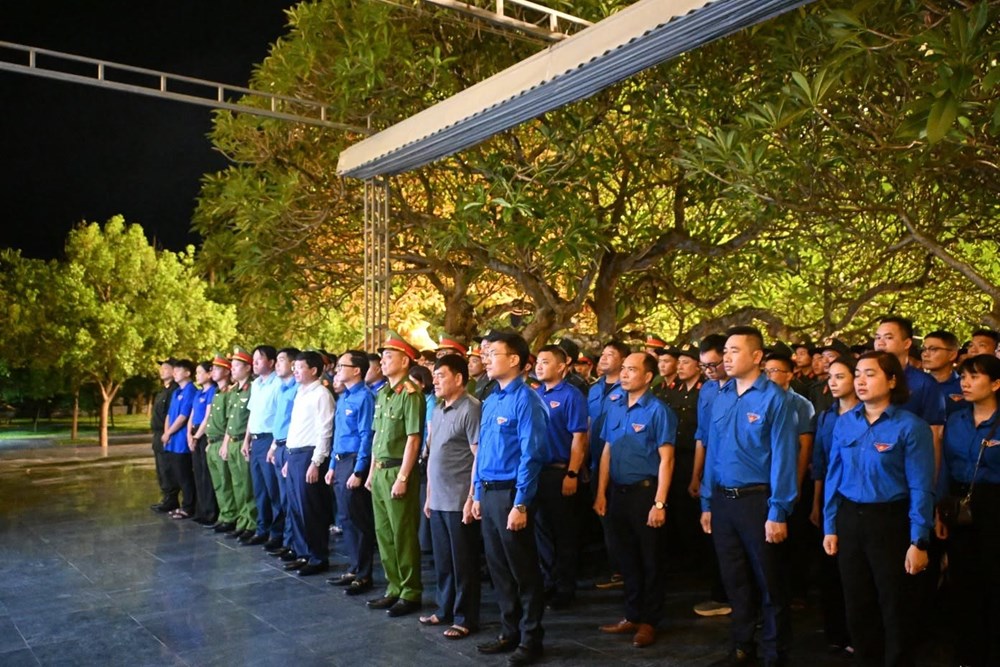Tuổi trẻ Điện Biên thắp nến tri ân các Anh hùng liệt sĩ - ảnh 1