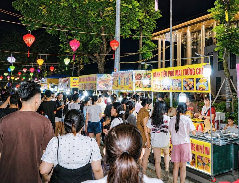 Phố đi bộ Yên Bái hút du khách, tạo cú hích cho kinh tế đêm - ảnh 7