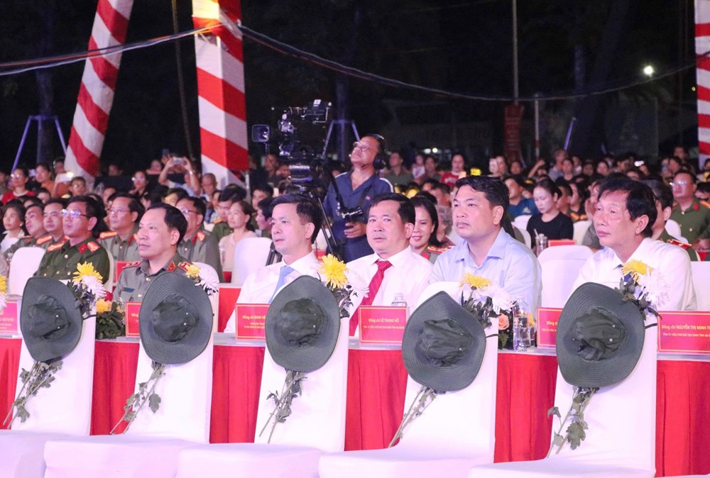 Xúc động đêm nghệ thuật “Giữ trọn lời thề” tri ân các Anh hùng liệt sĩ - ảnh 3