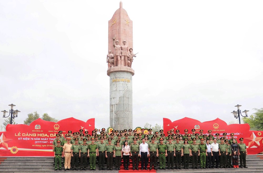 Xúc động đêm nghệ thuật “Giữ trọn lời thề” tri ân các Anh hùng liệt sĩ - ảnh 5