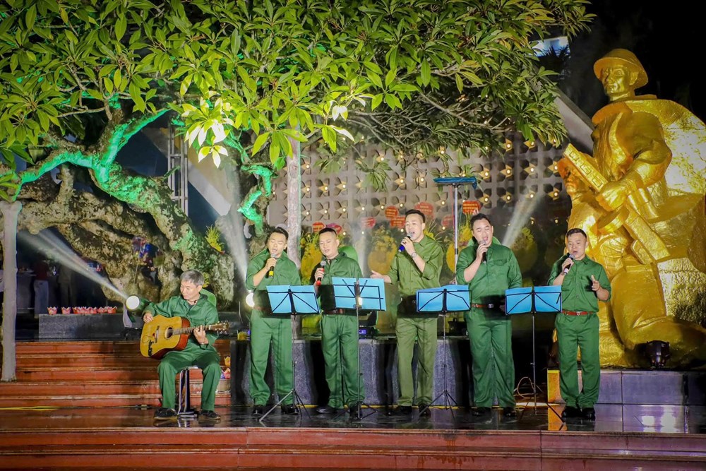 Gần 1.000 người thắp nến tri ân tại Nghĩa trang Liệt sĩ Quốc gia A1 - ảnh 12