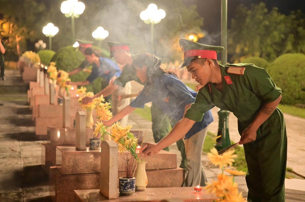 Thắp nến tri ân các Anh hùng liệt sĩ tại Nghĩa trang Tông Khao - ảnh 4