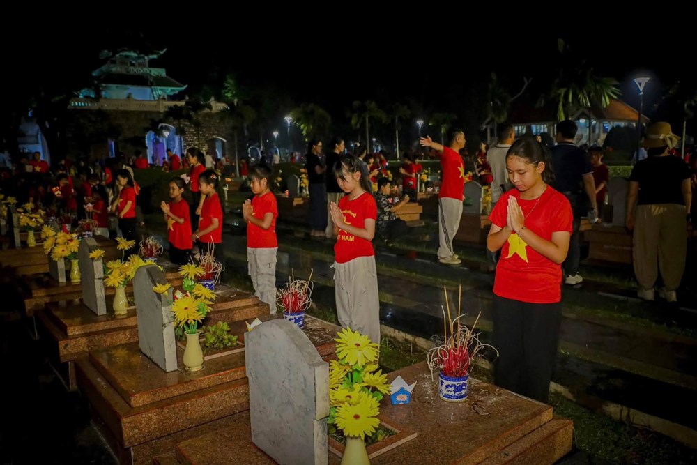 Gần 1.000 người thắp nến tri ân tại Nghĩa trang Liệt sĩ Quốc gia A1 - ảnh 7