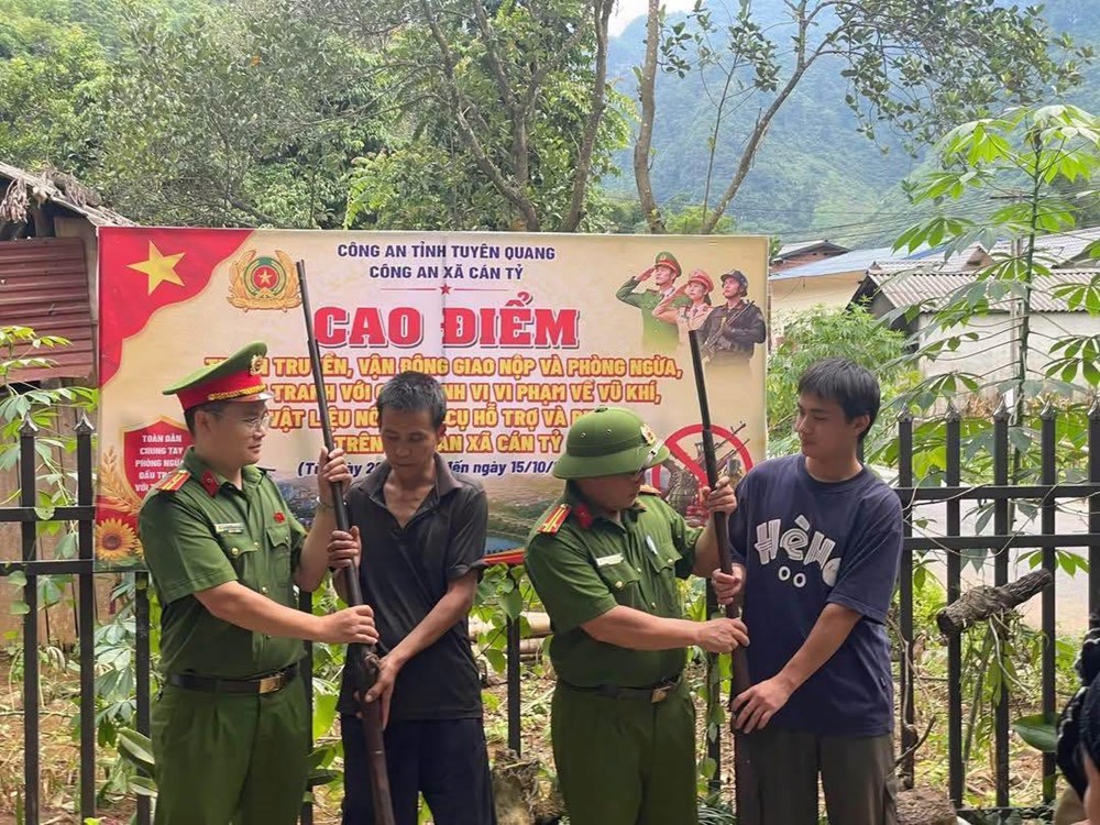 Tuyên Quang thu hồi 97 khẩu súng, vật liệu nổ và công cụ hỗ trợ - ảnh 1