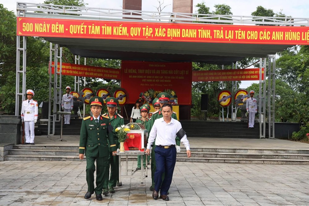 Truy điệu, an táng 2 hài cốt liệt sĩ tại Nghĩa trang Liệt sĩ Độc Lập - ảnh 1