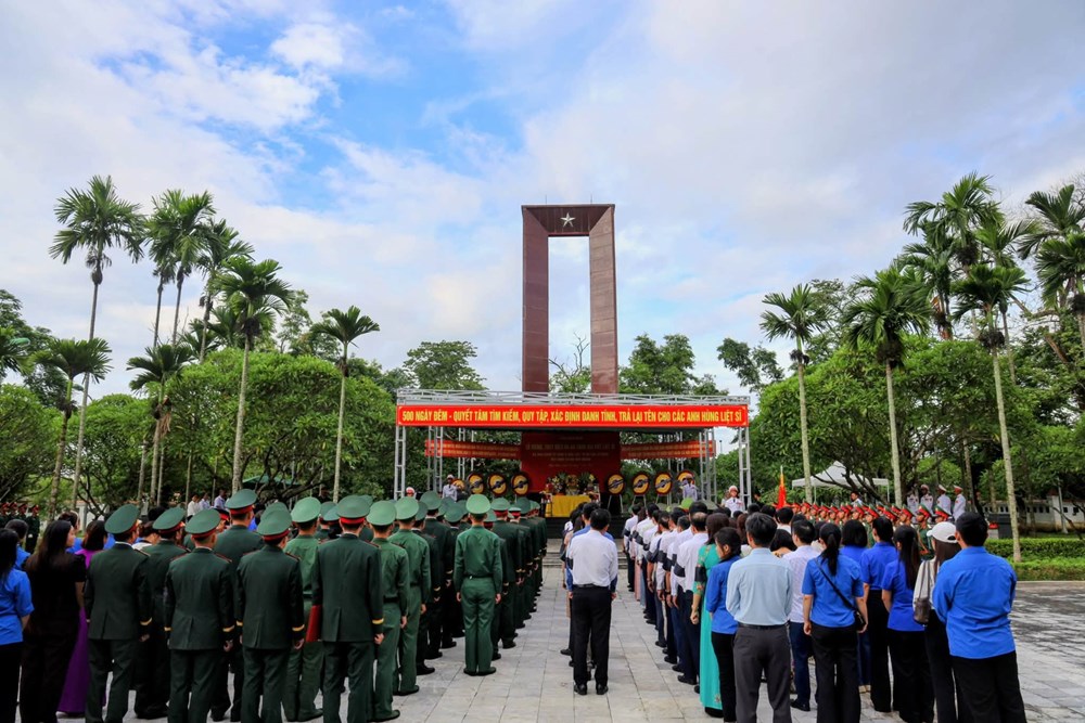 Truy điệu, an táng 2 hài cốt liệt sĩ tại Nghĩa trang Liệt sĩ Độc Lập - ảnh 7