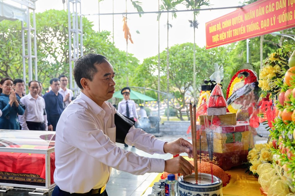 Truy điệu, an táng 2 hài cốt liệt sĩ tại Nghĩa trang Liệt sĩ Độc Lập - ảnh 3