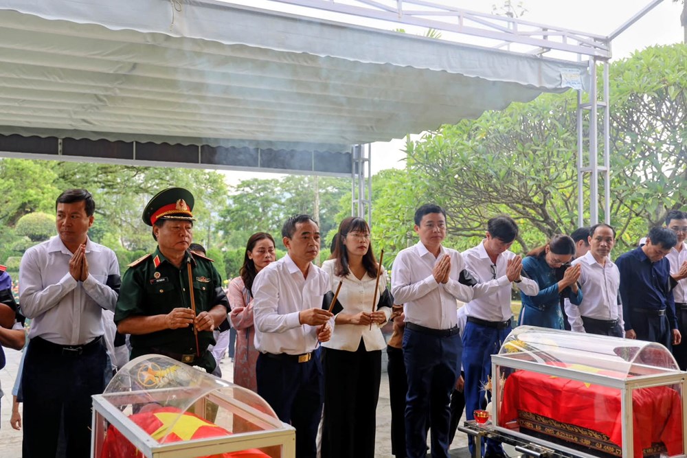 Truy điệu, an táng 2 hài cốt liệt sĩ tại Nghĩa trang Liệt sĩ Độc Lập - ảnh 2