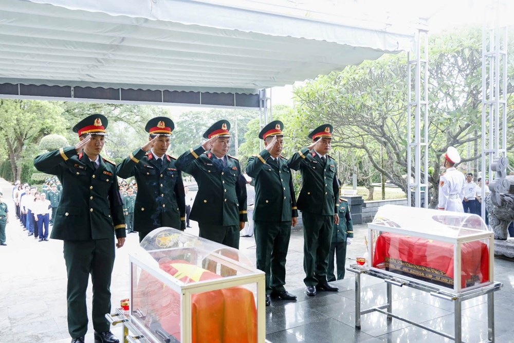 Truy điệu, an táng 2 hài cốt liệt sĩ tại Nghĩa trang Liệt sĩ Độc Lập - ảnh 4