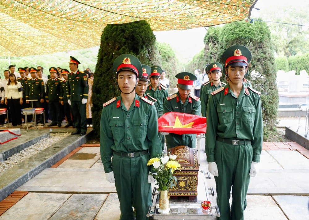Truy điệu, an táng 2 hài cốt liệt sĩ tại Nghĩa trang Liệt sĩ Độc Lập - ảnh 5